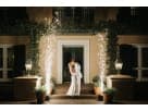Efecto especial de nieve romántica en renta en Austin, ideal para bodas con luces de hada blancas decorando la entrada.