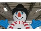 Renta de castillo inflable de muñeco de nieve alegre ideal para fiestas en Arlington con sombrero y mitones azules.