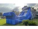 Tobogán acuático azul de doble carril ideal para fiestas en Kyle, renta en Austin con piscina incluida, perfecto para niños desde