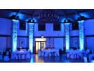 Iluminación azul con uplighting disponible para renta en Houston — transforma tu salón de eventos, ideal para bodas y fiestas